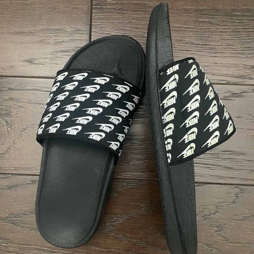 Women’s Nike off court slides Sz 8